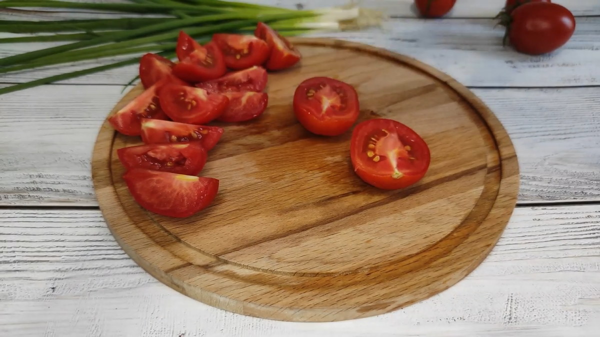 Закуска из помидоров с чесноком и зеленью. фото автора. 