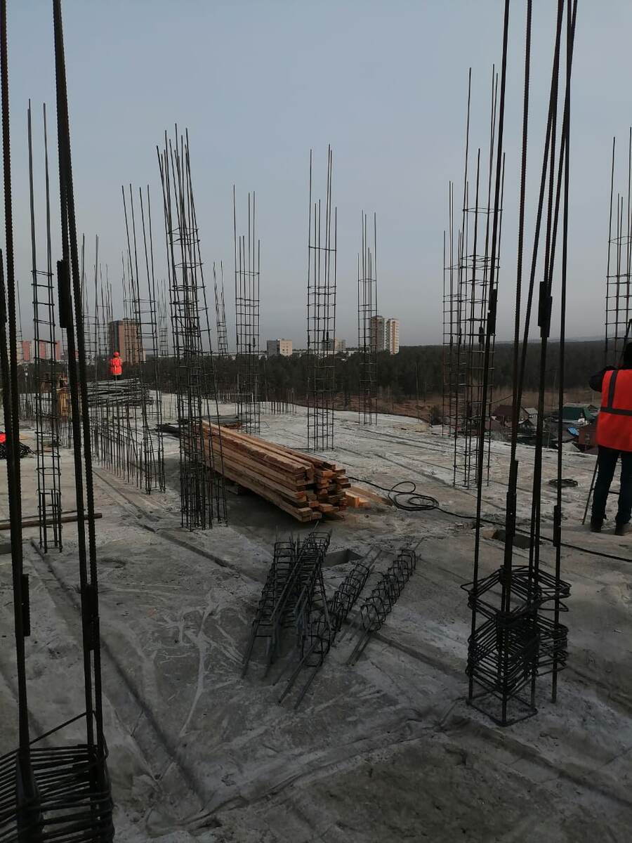 Подготовка арматурных каркасов на колонны...