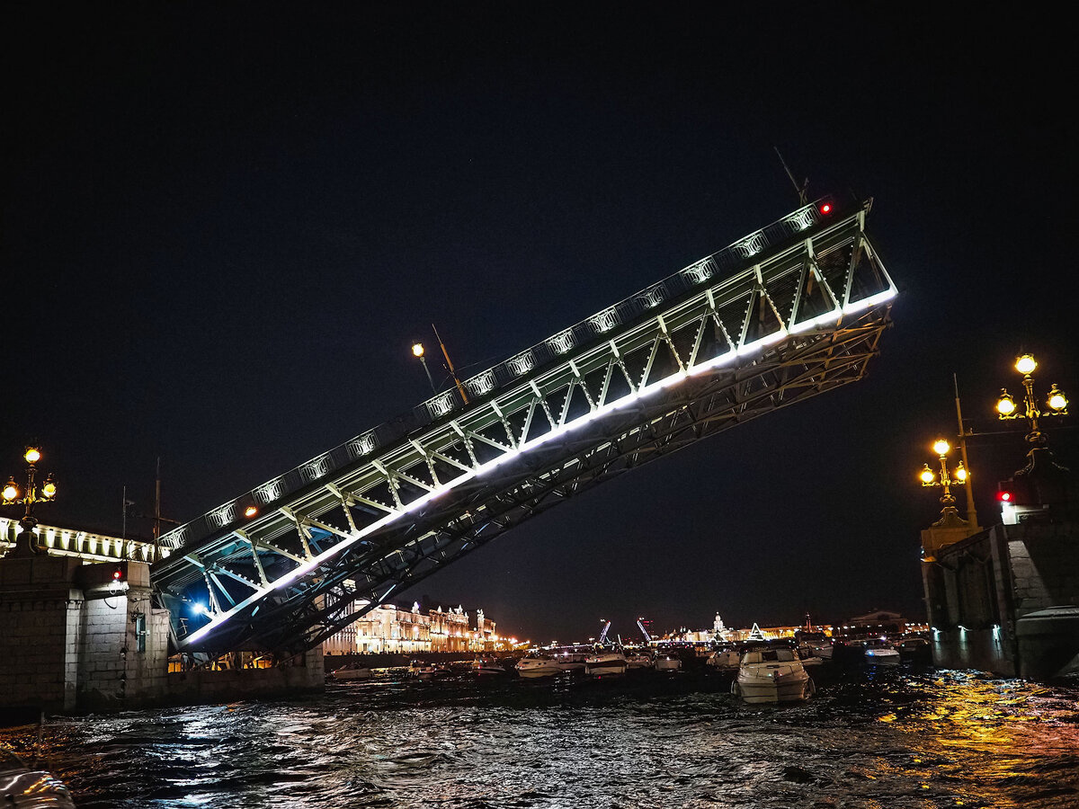 Развод мостов в Санкт-Петербурге. Вид с Невы. Фото: М. Рябинин