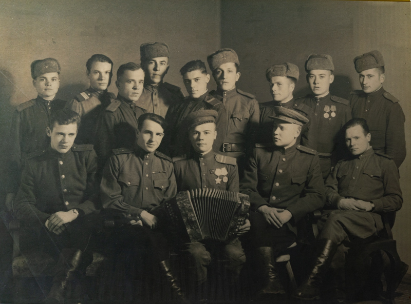 С однополчанами. И.С. Мартынушкин – второй слева в первом ряду