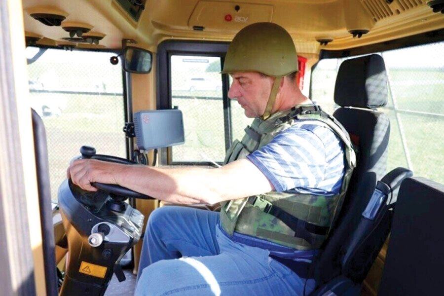    По инструкции, при приближении дрона нужно выйти из машины и лечь под днище. Фото: Министерство сельского хозяйства Курской области