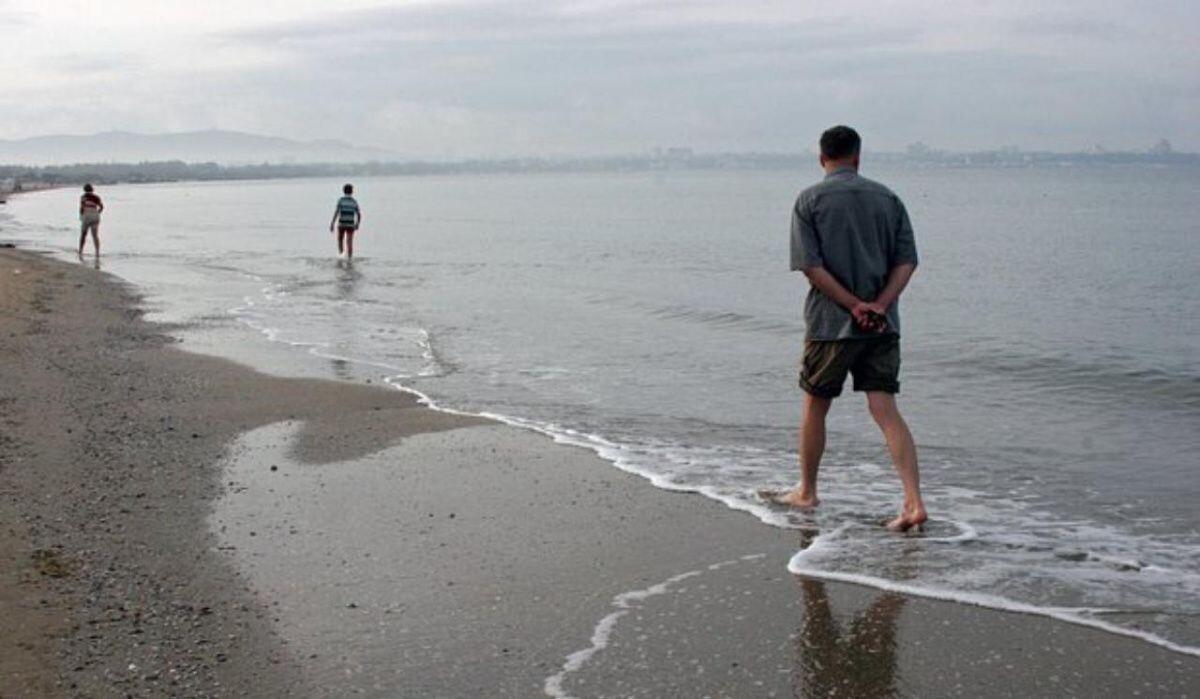     Люди возле водоема. Источник: lenta.ru Автор фото: Anvar Galeev
