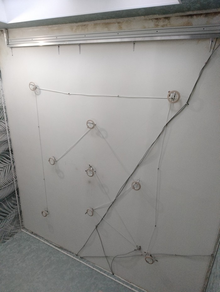   
Натяжной потолок с точечными светильниками во время монтажа