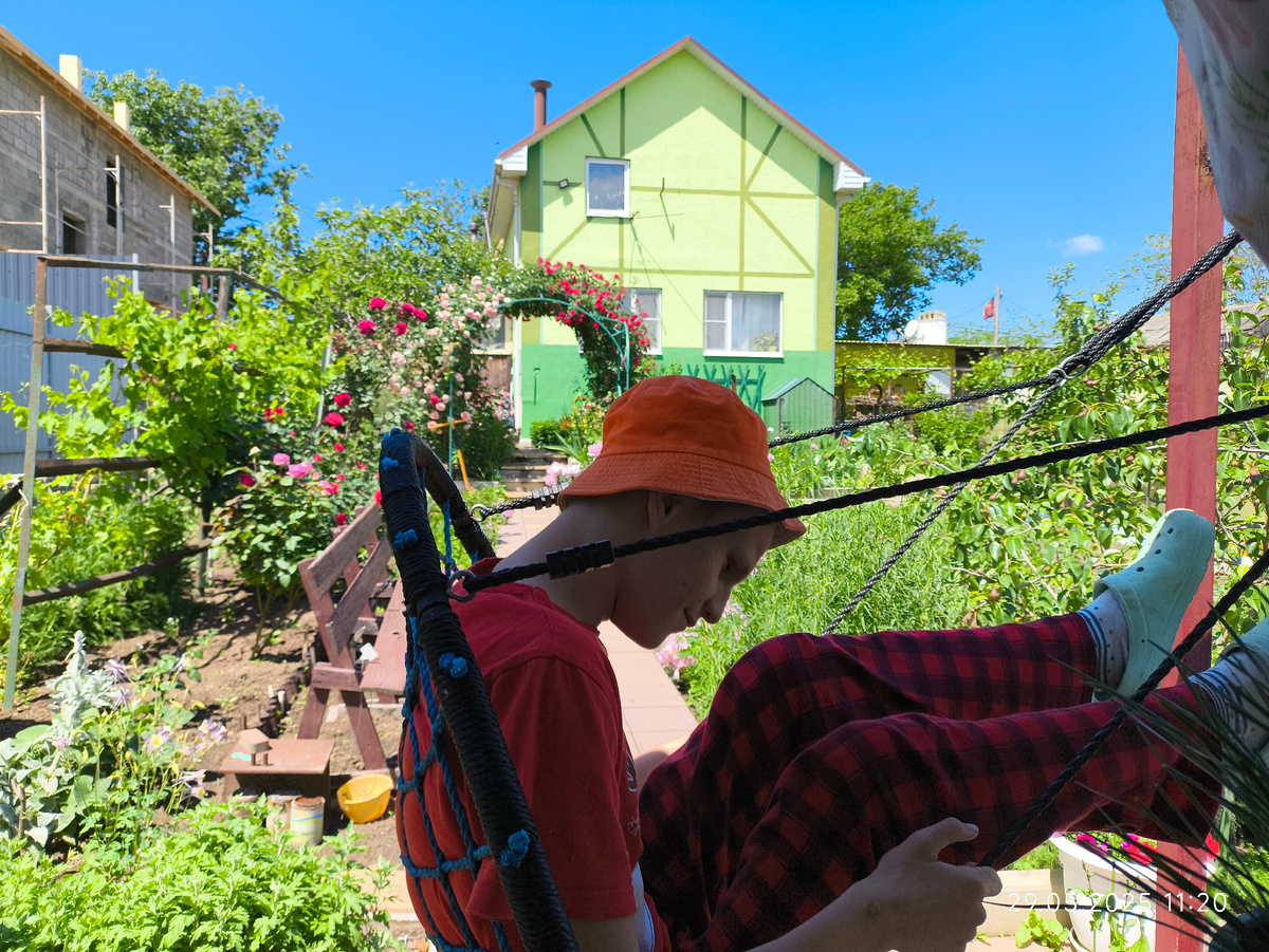 Наш дом. Гошка на качелях 