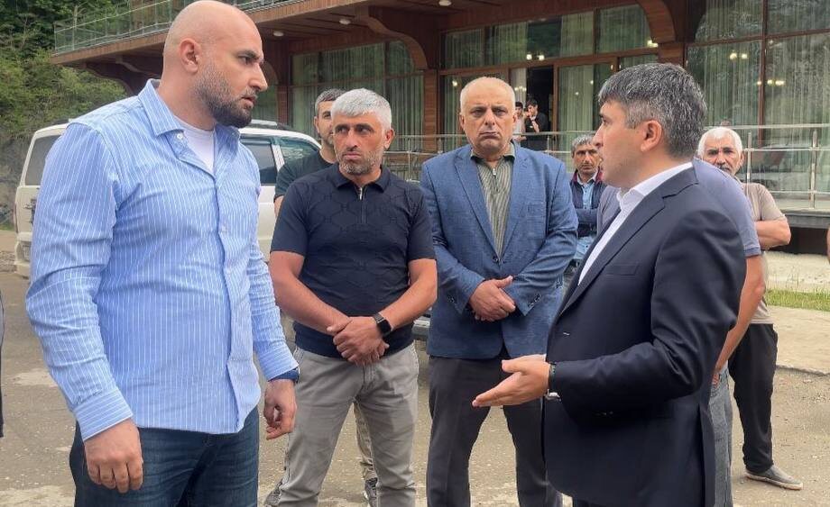 Ратмир Расулов провёл совещание на месте.