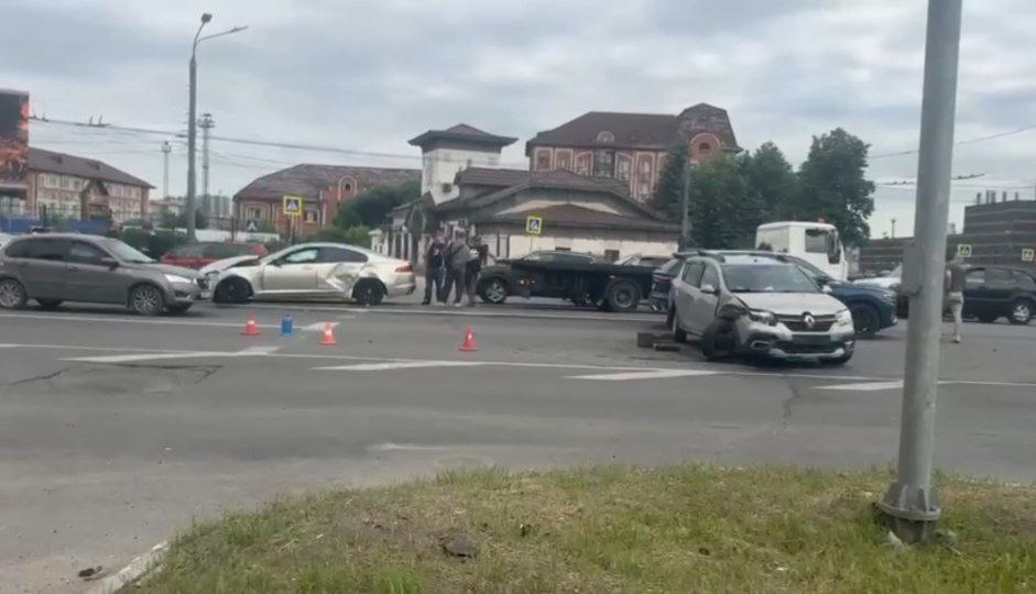    Молодой виновник ДТП выехал на дорогу на красный свет