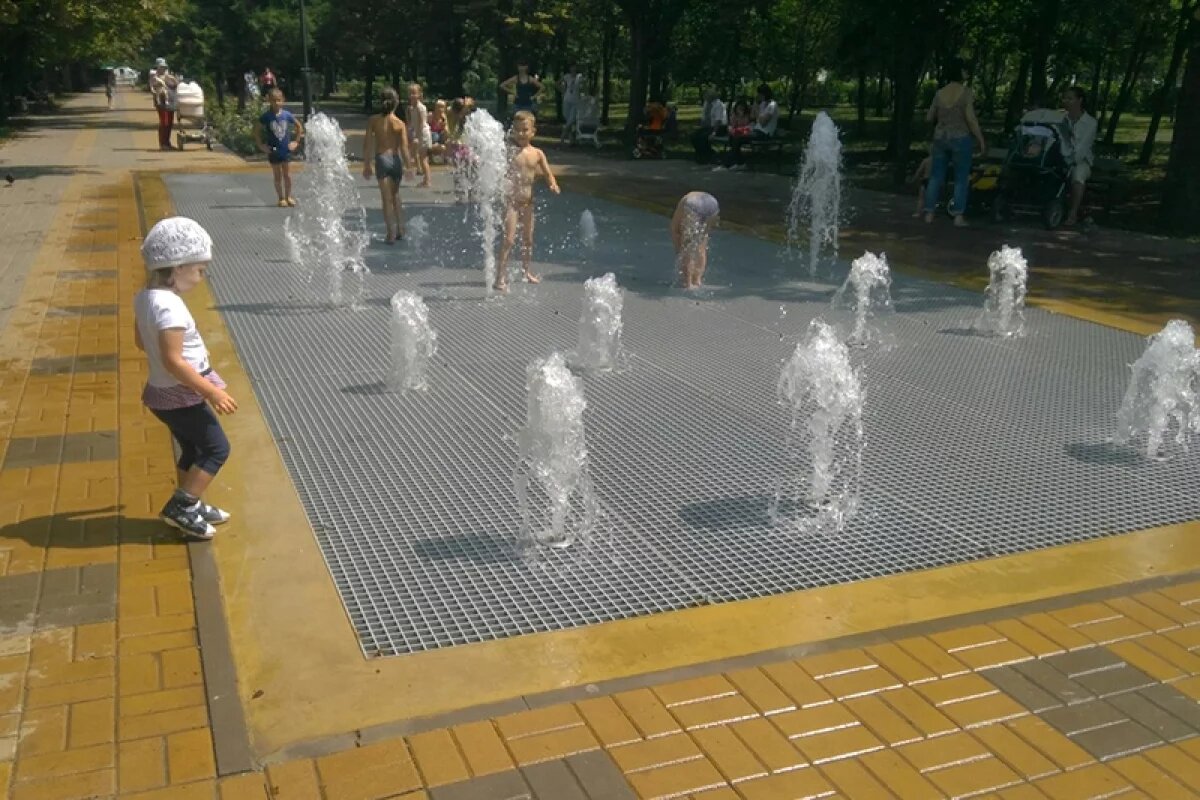    13-летняя девочка погибла от удара током во время игры в контактном фонтане