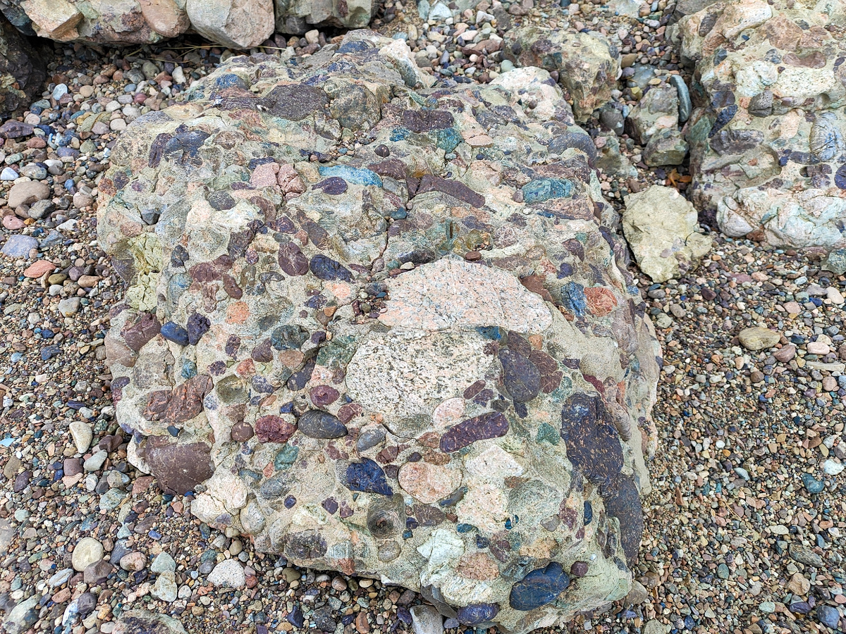 Такие камни можно встретить по дороге от Чаячьего утеса до Скрипера