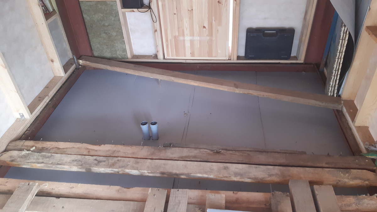 закладные под ввод воды и слив канализации.