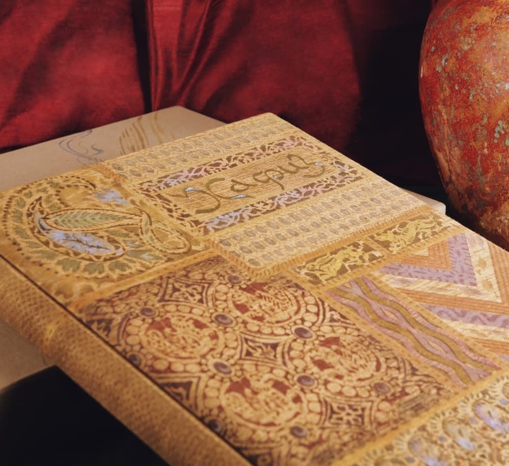 Переплёт издания «Хафиз Ширази. Сорок стихотворений». Шёлк, пошуар. Издательство «Редкая книга из Санкт-Петербурга», 2019. 25 нумерованных экземпляров, подписанных издателем и художниками. Экземпляр № 1 хранится в собрании Государственного Эрмитажа