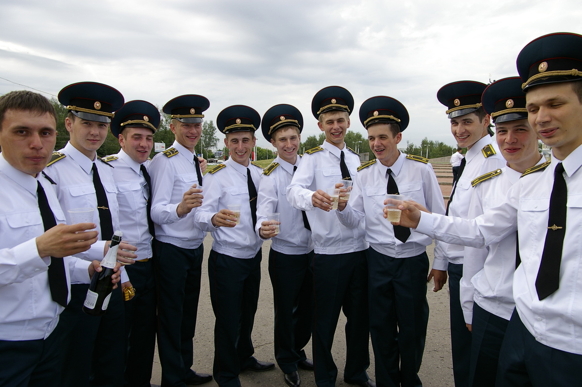 Уже офицеры, но в курсантских погонах...