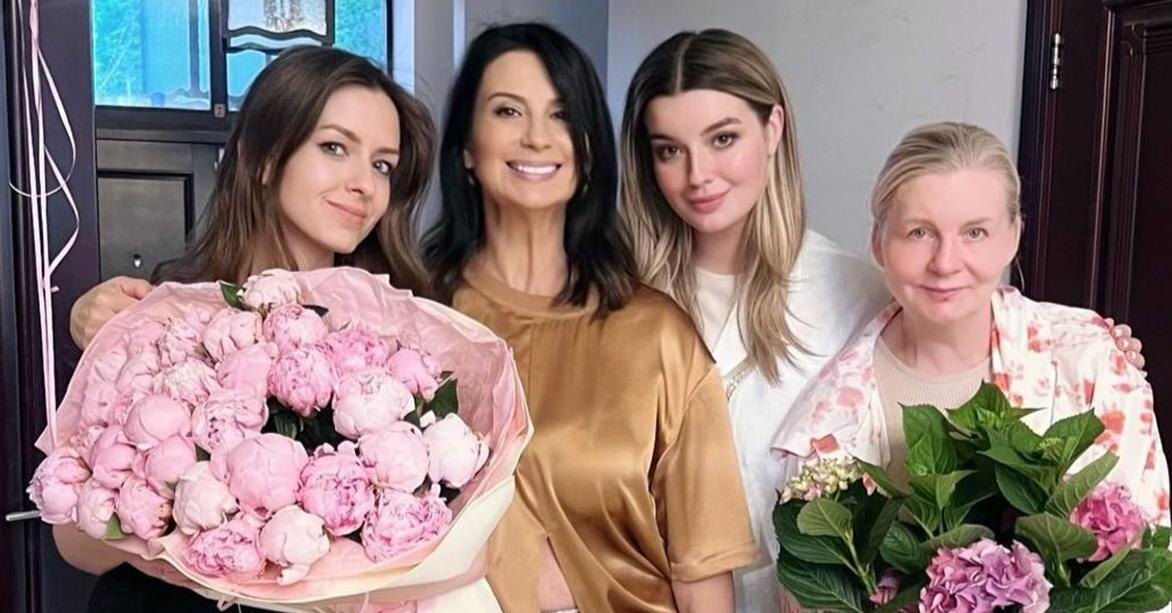 Крестница Стриженовой держит букет пионов 