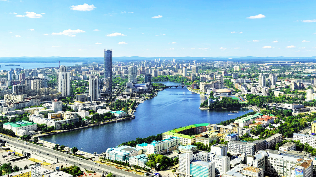 Это уже настоящий город. Вид со смотровой площадки. Вода в реке грязная.