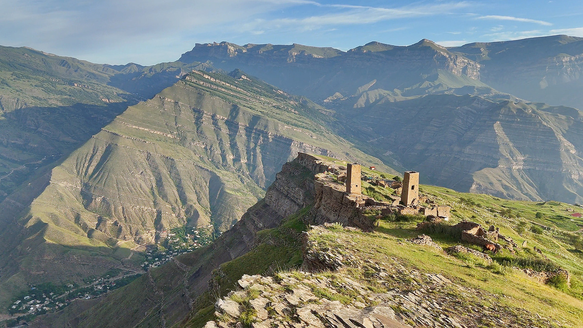 Старое село Гоор и сторожевые башни на краю скалы