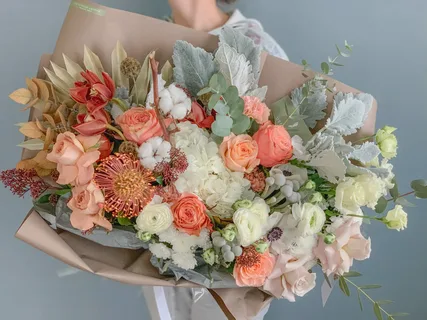 Создание гармоничных цветочных композиций — настоящее искусство. Освоим базовые принципы, которые превратят ваши букеты в шедевры флористики.