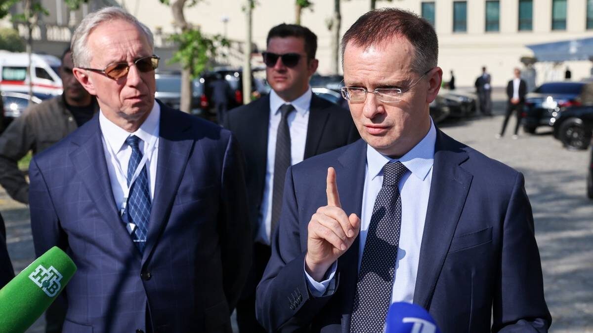    Члены нашей делегации заместитель министра иностранных дел РФ Михаил Галузин и помощник президента РФ Владимир Мединский / Фото: Александр Рюмин / ТАСС