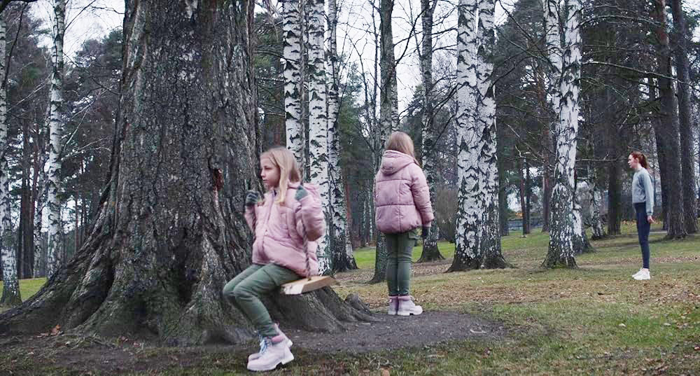 Кадр из фильма «Dual». Режиссер: Райли Стернс. Производство: BondIt, Business Finland, Film Service Finland Oy, Film Tampere, Head Gear Films, IPR.VC, Kreo Films FZ, Metrol Technology, Resolute Films and Entertainment, XYZ Films. Пказ в России: Экспонента, World Pictures