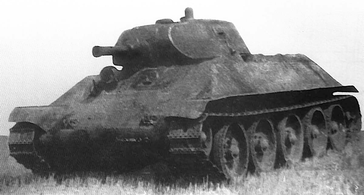 Опытный гусеничный танк А-32 собственной персоной. Фотография в свободном доступе.