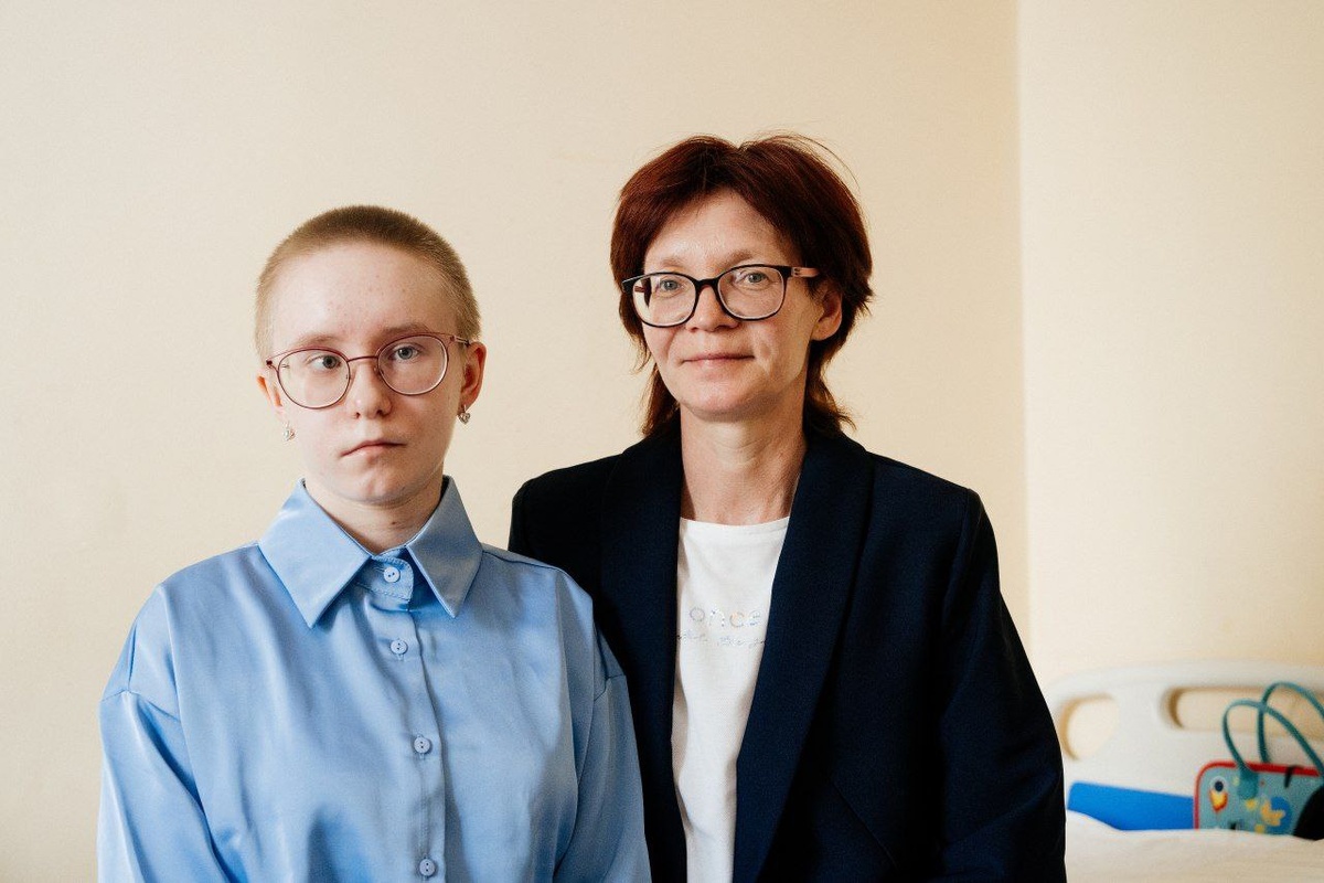 Олеся и её мама в больничной палате. Источник фото: телеграм-канал "Область здоровья"
