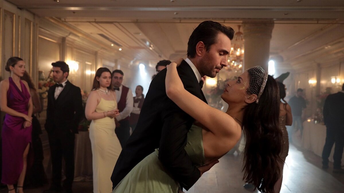 кадр из сериала "Двухместный номер"