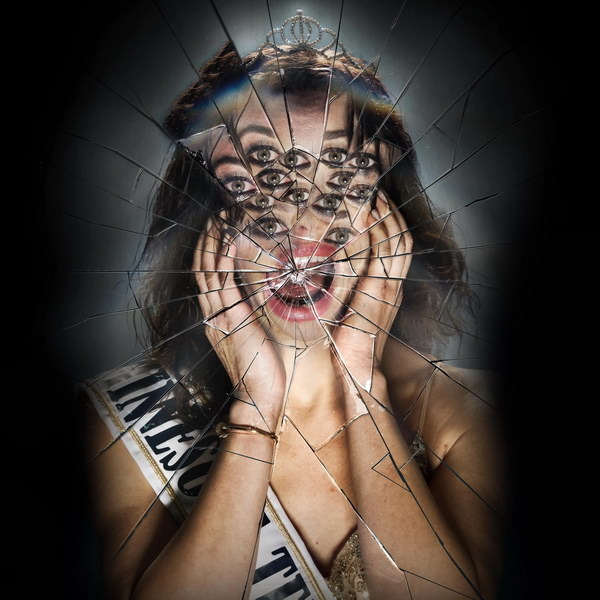     Ольга Куриленко испытывает ужас в доме своего детства в трейлер «Другого»