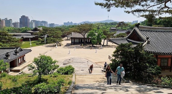 Дворцовые комплексы очень популярны у туристов, но внутри людей намного меньше