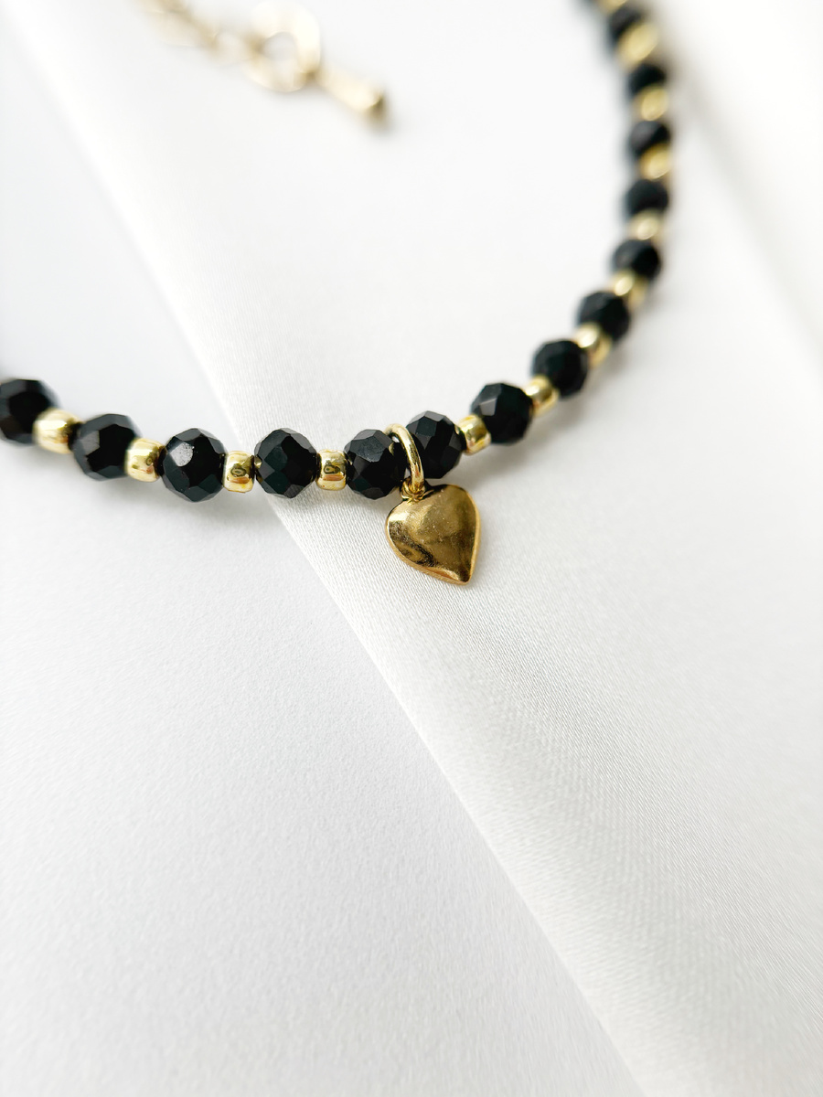 Центральным элементом является золотое сердечко с покрытием 24 карата, символ любви и нежности.