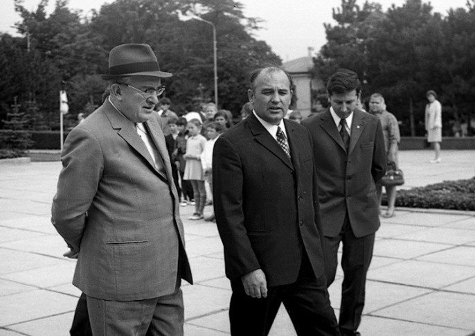 На фото: председатель КГБ СССР Ю.В. Андропов в гостях у первого секретаря Ставропольского крайкома КПСС М.С. Горбачёва, 1973 год