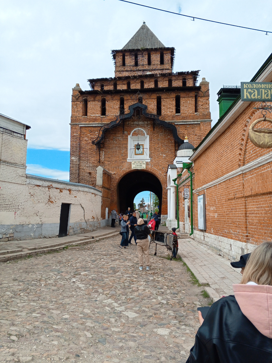 Пятницкие ворота - главные ворота Кремля