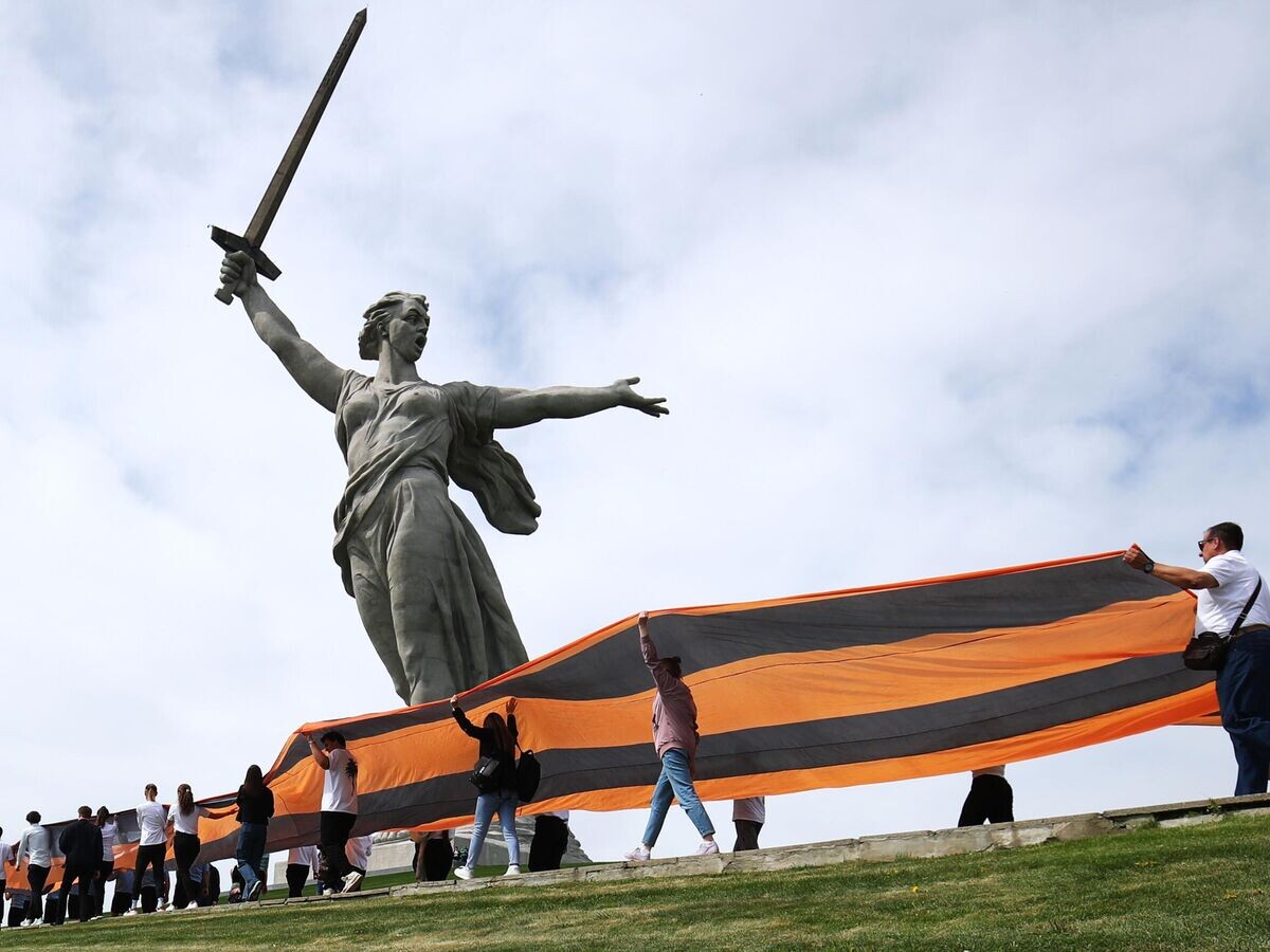   Акция "Георгиевская лента" на Мамаевом кургане в Волгограде© РИА Новости / Кирилл Брага