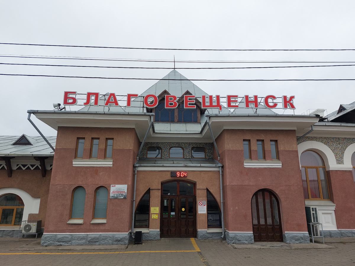 На первый взгляд, здание ж/д вокзальчика ничем непримечитальное 