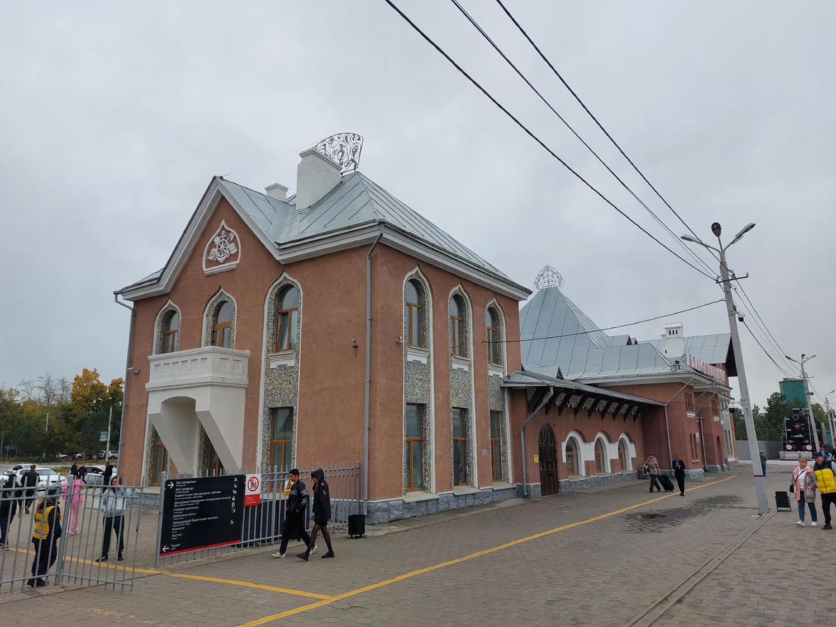 Однако, если обойти здание и посмотреть на него с других ракурсов, то оно уже выглядит чуть иначе