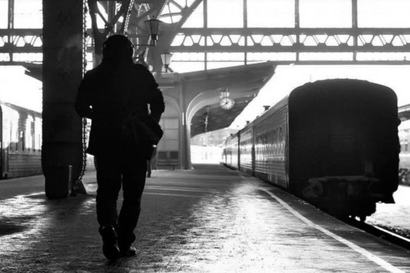 Бегать по обледеневшему мосту до последней электрички стало опасно ( фото из открытого доступа) 