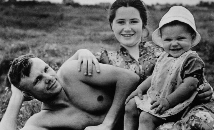 Юрий Гагарин с Валентиной и дочкой.