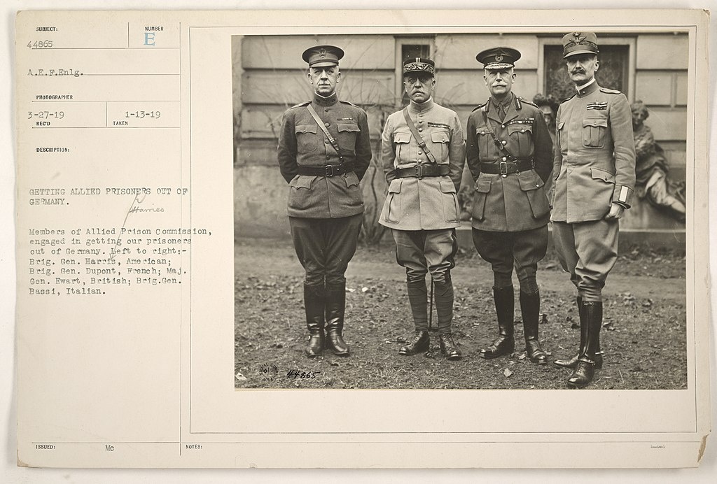 Шарль Жозеф Дюпон, второй слева, в 1919 году. Par Auteur inconnu ou non renseigné — U.S. National Archives and Records Administration, Domaine public, https://commons.wikimedia.org/w/index.php?curid=62123656