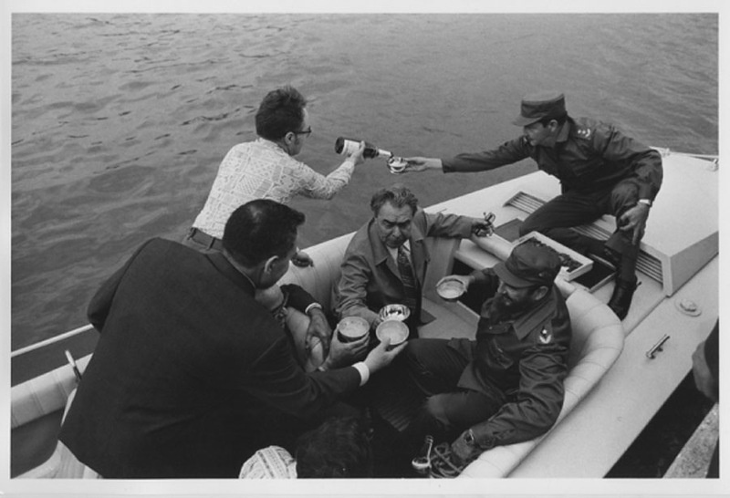 Куба. Л. И. Брежнев и братья Кастро на катере, 1974