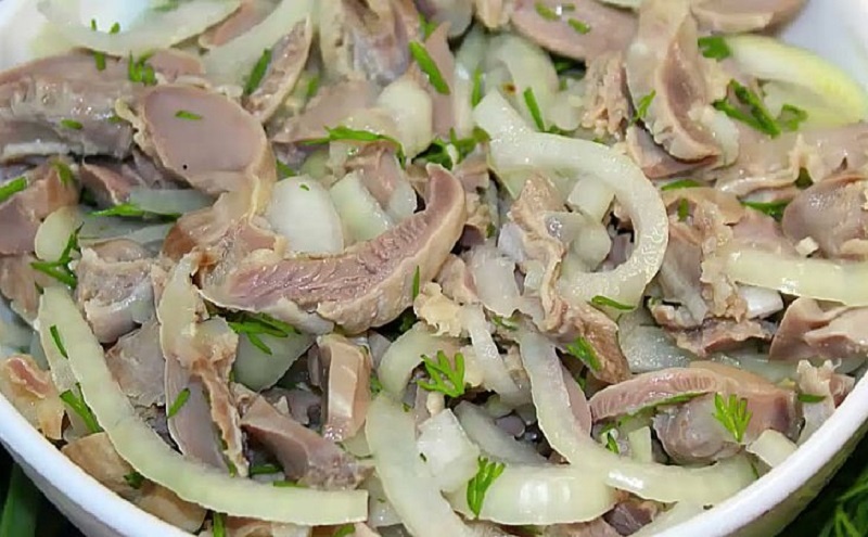 Уникальный салат из куриных желудков и замечательная закуска в одном блюде