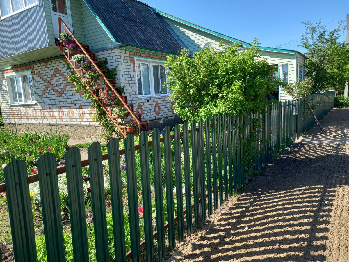 Наш дом в конце мая. Фото автора. Наводила порядок под забором. Порядок уже превращается в беспорядок.