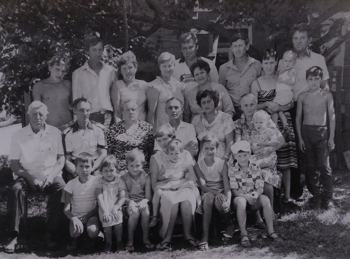 Перечисляю всех, кого знаю на фото, начинаю снизу, с детей. Коля Агеев, девочку не узнаю, Наталья Капустина, Оля Чумакова на руках с Олей Капустиной, Юля Капустина, Саша Капустин, над ним бабушка Сима Капустина с Денисом Жидковым на руках, Валентина Клименко, Николай Чумаков, Евгения Понамарёва, Иван Чумаков, дедушка Саша Капустин, Сергей Понамарёв, Алексей Капустин, Вера Агеева, Лидия Капустина, жена Ивана Чумакова, выше Александр Жидков, Владимир Капустин, Людмила Жидкова с Костей Жидковым на руках, мужчину и мальчика не опознаю. Родственники помогайте.