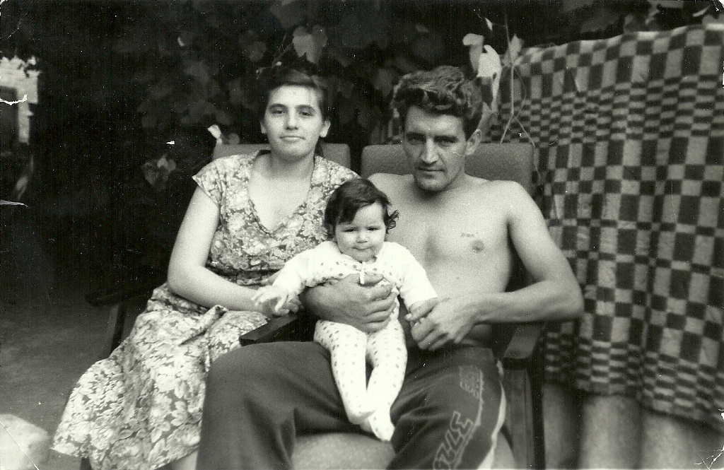 Сергей Понамарев с женой и дочкой