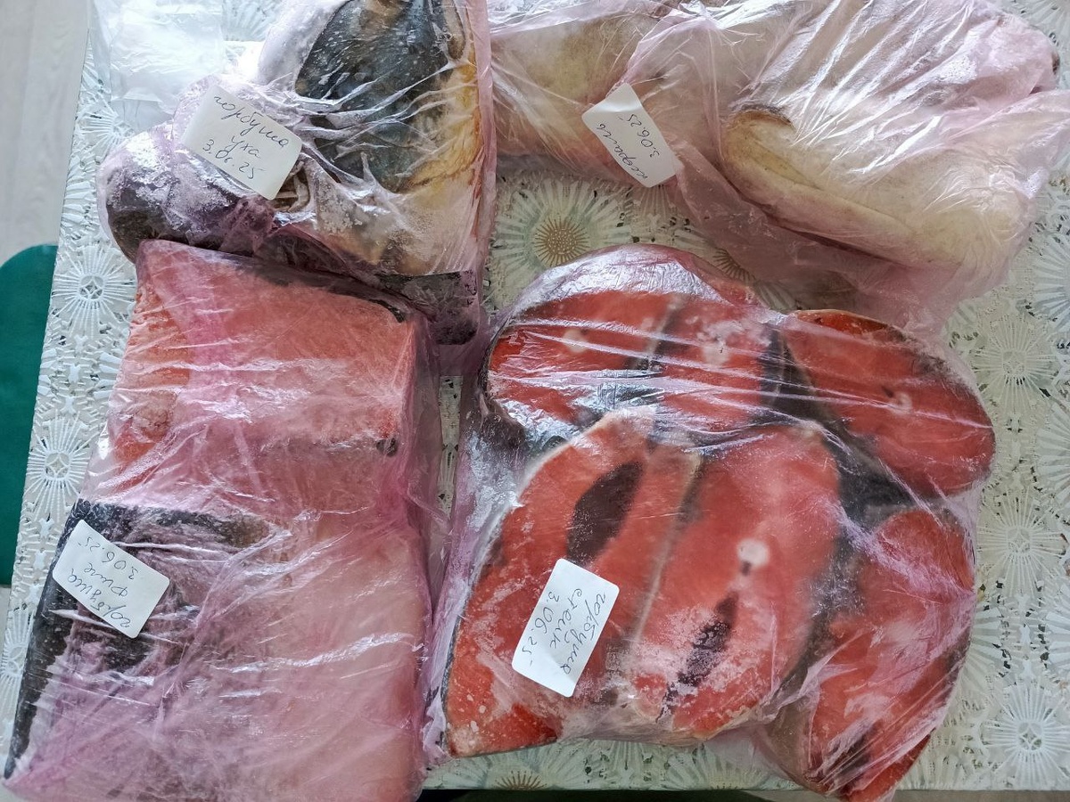 Это я уже разделала горбушу на филе для засолки и стейки для запекания))