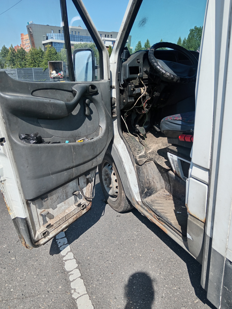 Вам не стала этот ужас фотографировать. Но так выглядит водительское место. 