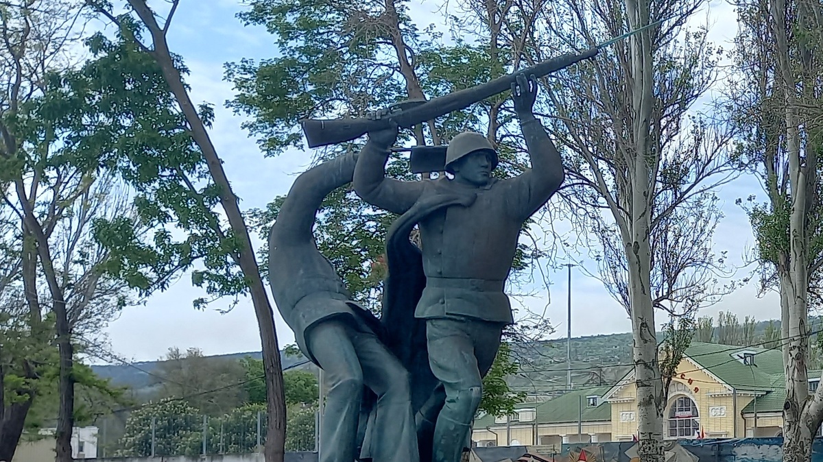 Памятник на набережной