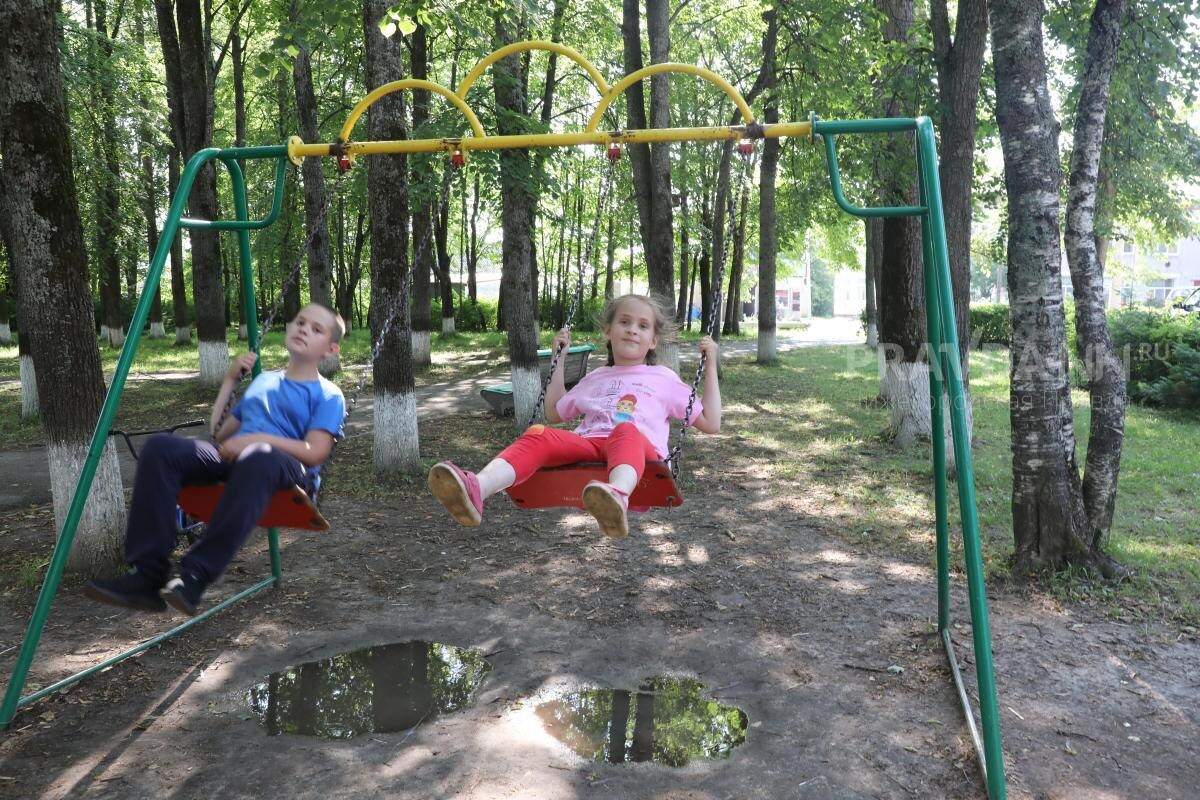    На свежем воздухе нужно проводить не менее двух часов ежедневно, избегая перегрева в жаркие дни