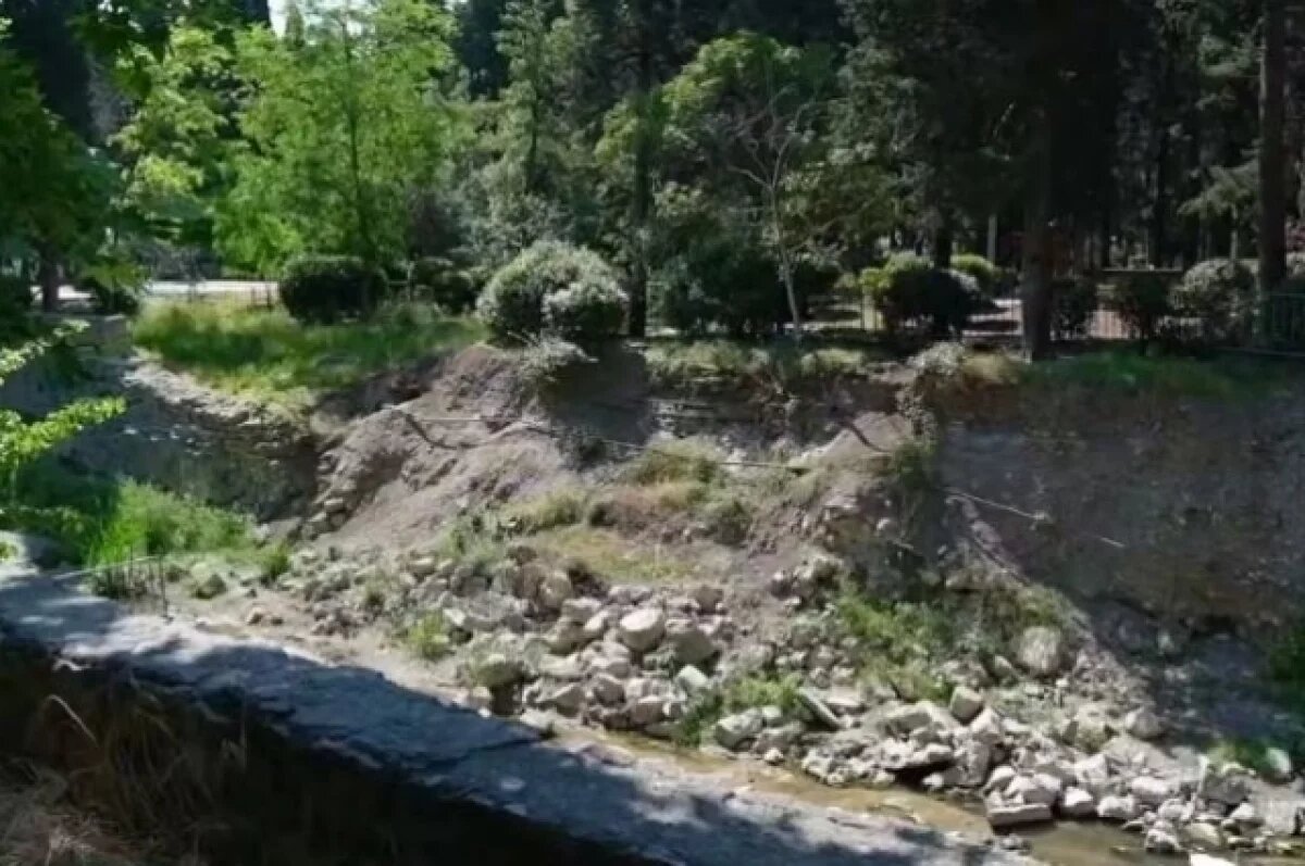    В Пионерском парке Ялты начали восстанавливать стены после потопа