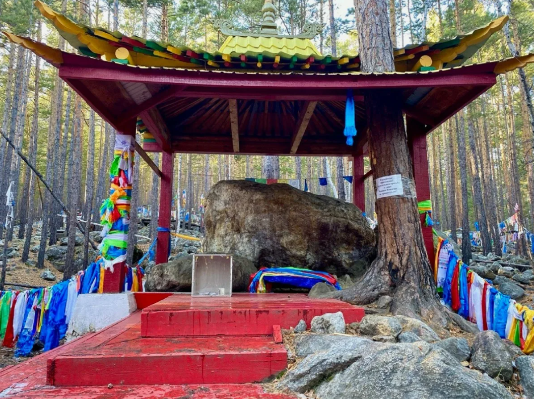 Камень с ликом богини Янжимы, фото взято в сети интернет