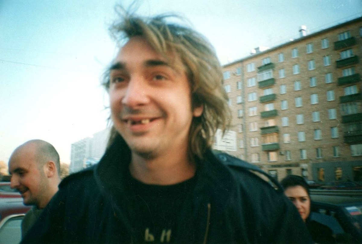 Около клуба «Точка», 27 марта 2002 г.