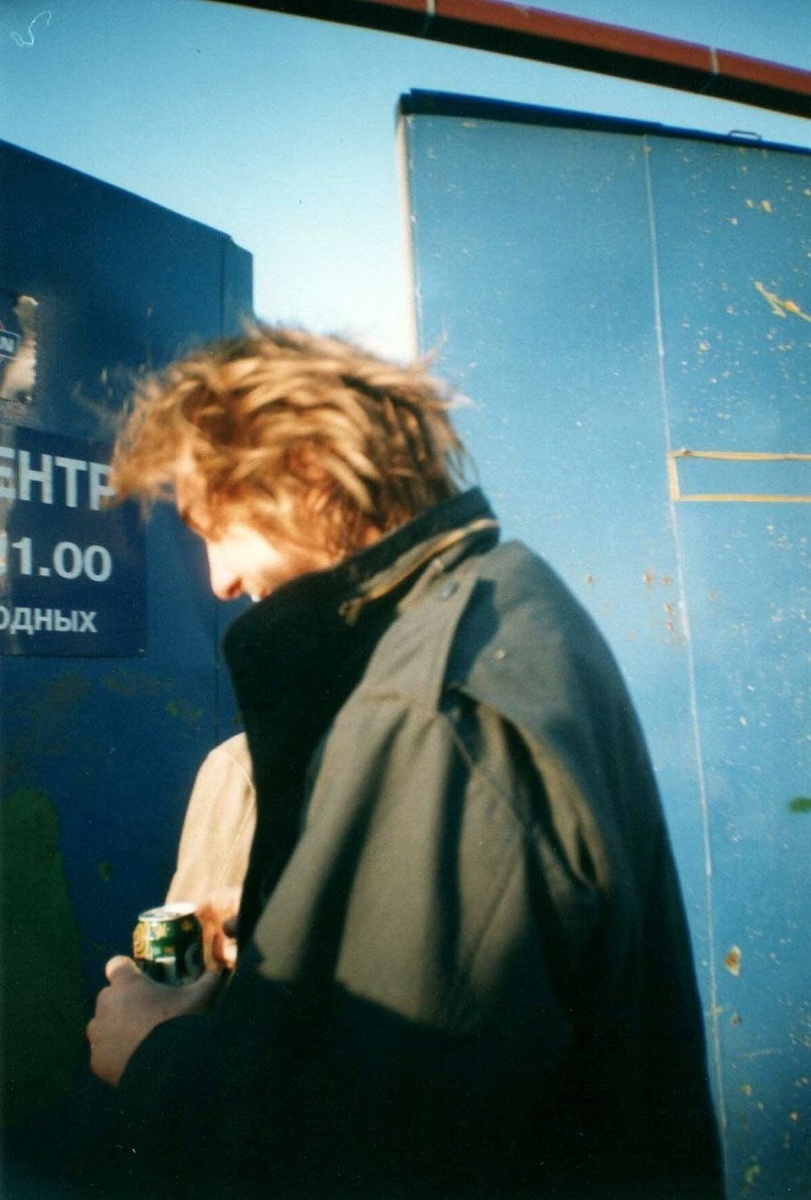 Около клуба «Точка», 27 марта 2002 г.