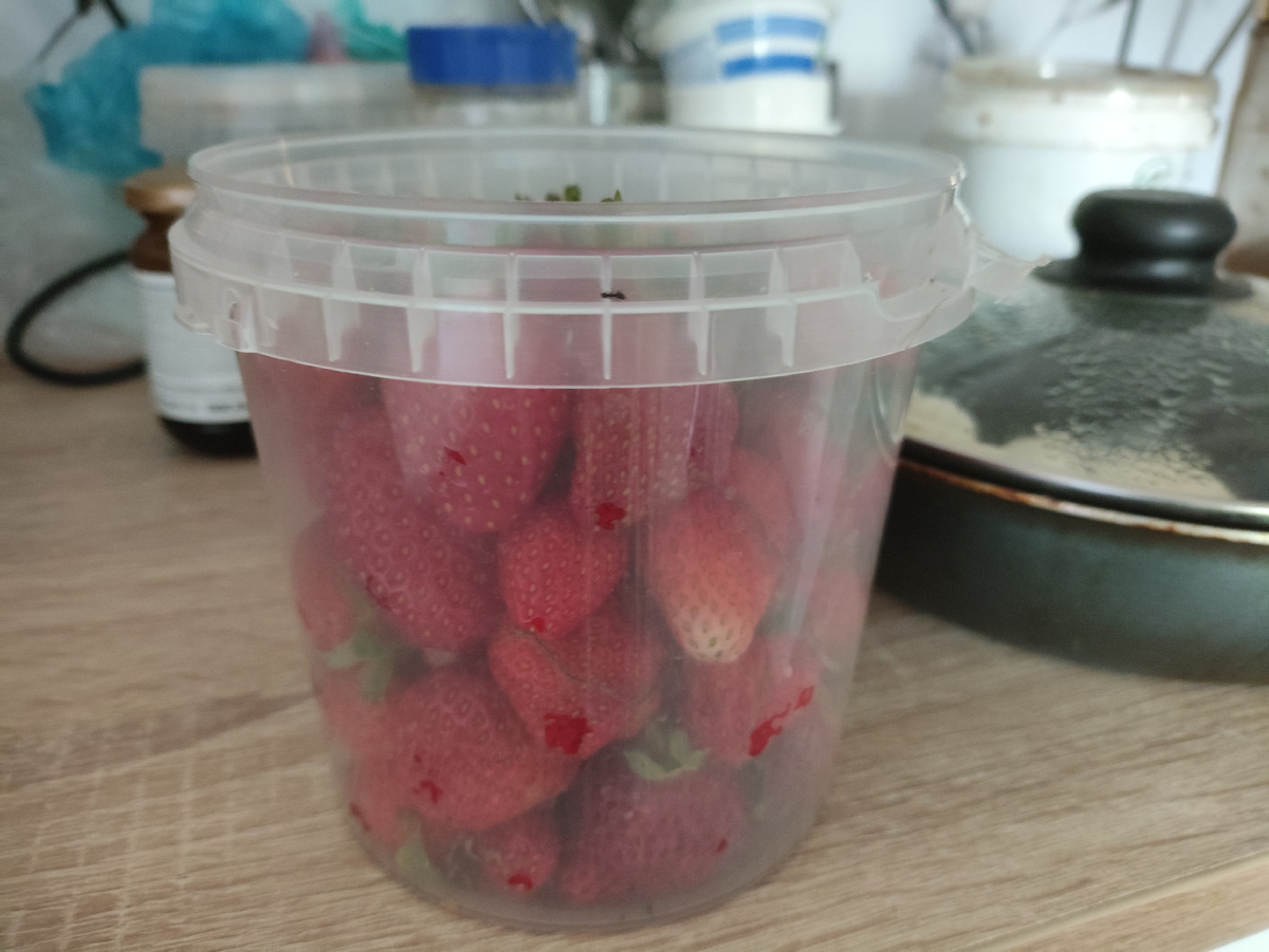 Ягода разная, есть крупная, есть помельче. Но вкуснаяяяя.....