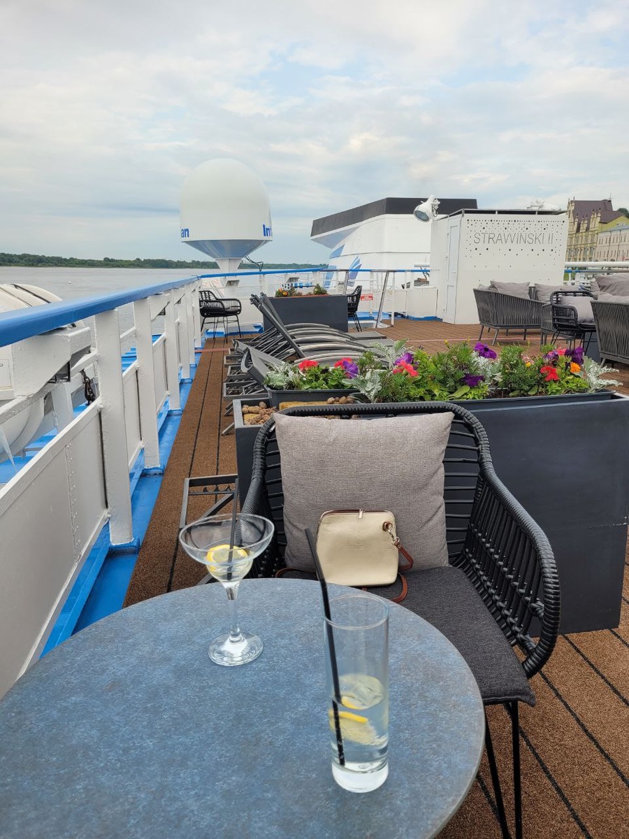 Коротаем время до заселения в баре на верхней палубе